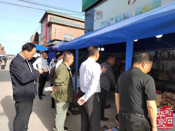 河南省观赏石协会会长率团莅临洛阳第三十三届国际赏石艺术展考察指导