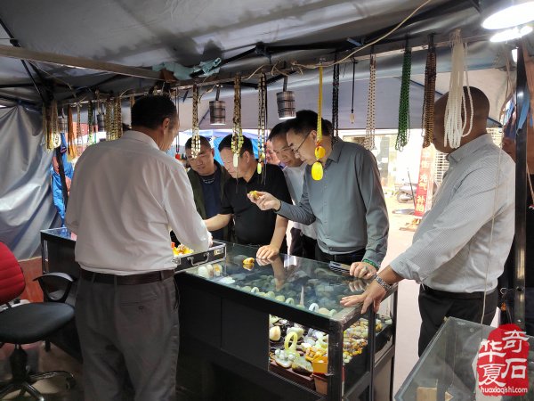 河南省观赏石协会会长率团莅临洛阳第三十三届国际赏石艺术展考察指导
