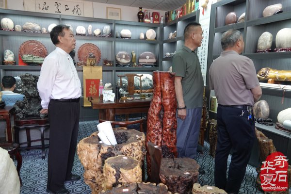 王利伟的《德缘石斋》开门迎客