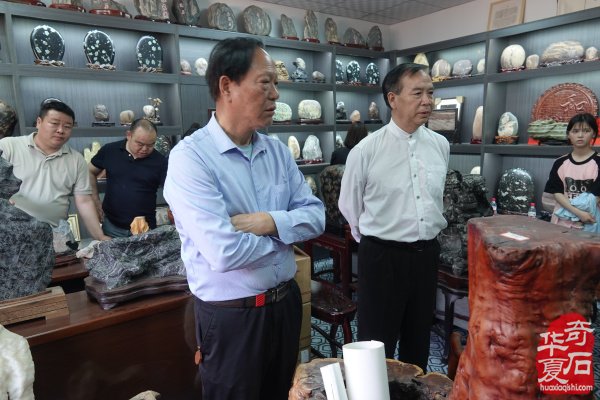 王利伟的《德缘石斋》开门迎客