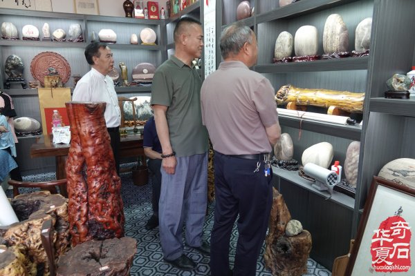 王利伟的《德缘石斋》开门迎客