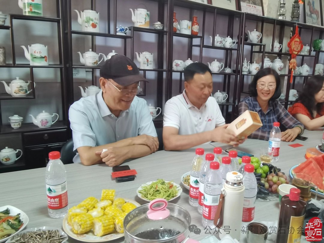 天山南北携手齐欢庆 美石为媒共迎赏石日——新疆观赏石协会成功举办“8·30”全国赏石日庆祝活动