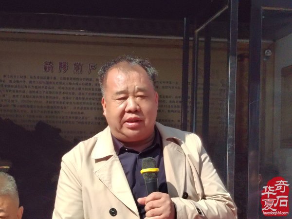 洛阳石界举办迎国庆红色精品奇石展
