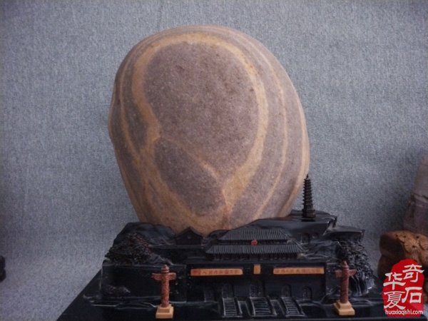 洛阳石界举办迎国庆红色精品奇石展