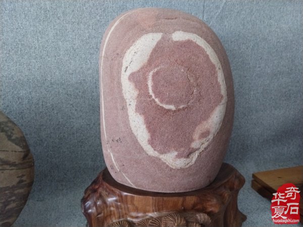 洛阳石界举办迎国庆红色精品奇石展