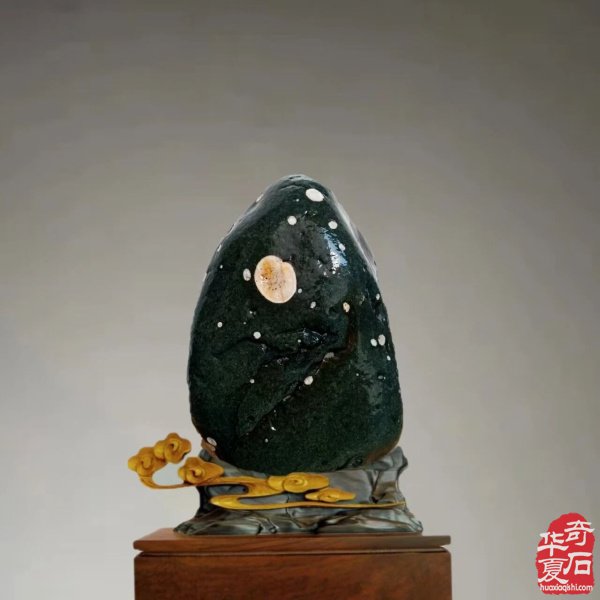 赏石人以独特的方式中秋赏月