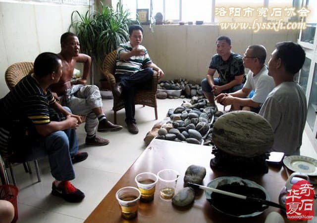 中国观赏石协会副会长韦超海 [左三] 与襄阳观赏石协会负责人座谈