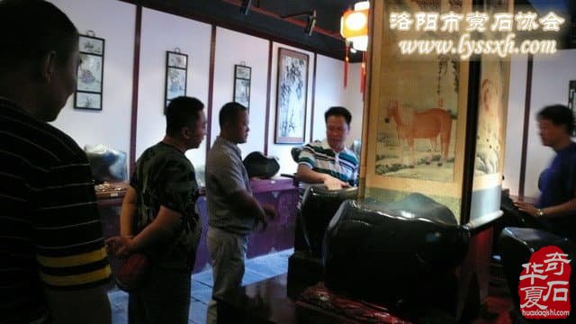 中国观赏石协会副会长韦超海 [左四] 在点评釉光青石