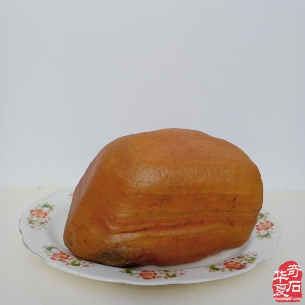 老伴陪我玩石头晚年生活优雅惬意 图