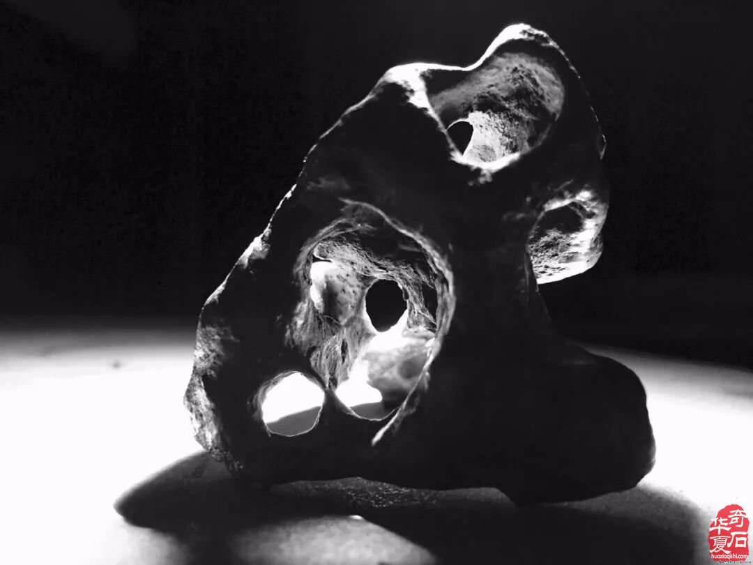 雅居中摆放精美奇石的妙处 图