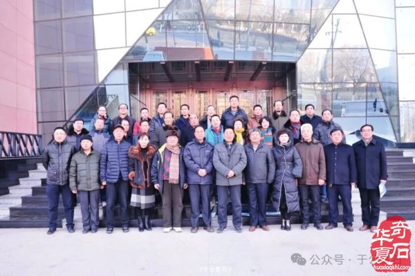 退有所作 休有所为 生命不息 赏石不止 ——退休军人郑忠献身赏石文化事迹