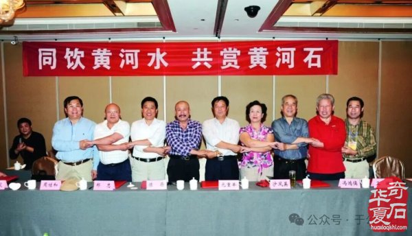 退有所作 休有所为 生命不息 赏石不止 ——退休军人郑忠献身赏石文化事迹