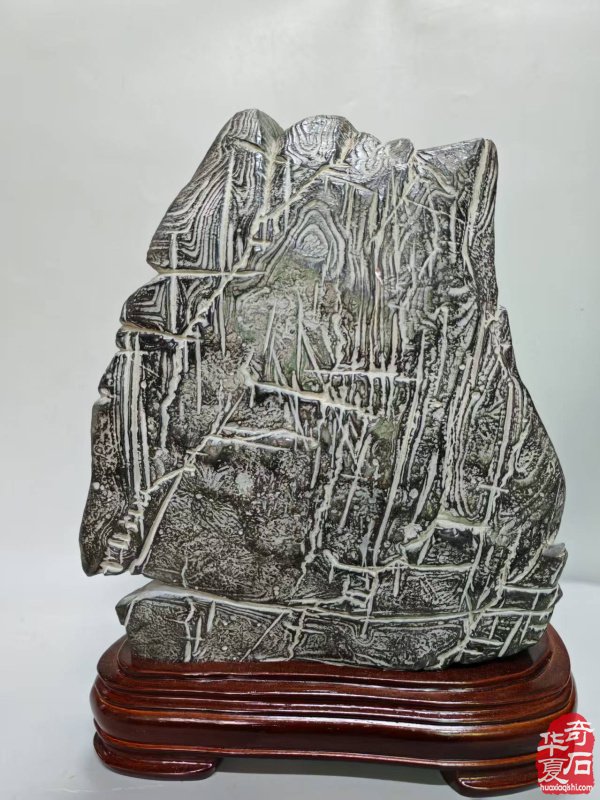 石道仁心 情系纹石——记海南省观赏石协会副会长饶建东