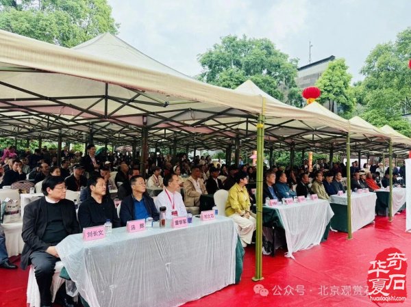 中国首届长江（岷江源）黄河大联盟暨都江堰第十届熊猫杯奇石古玩盆景博览会隆重开幕