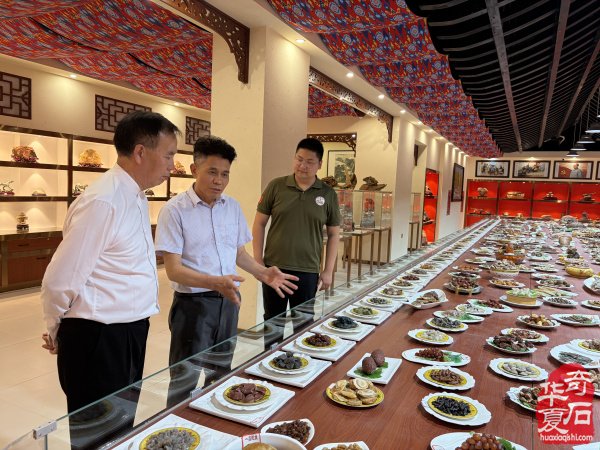 洛阳赏石文化万里行走进吐鲁番东方红卓览文化博物馆