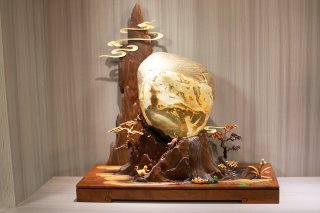 孙悟空的模样赫然显现在美石