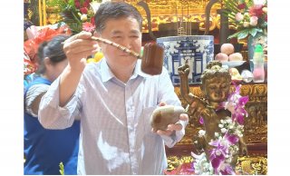 奇石呈现红衣高僧端庄传神