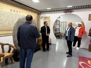 外地赏石名家到访洛阳奇石馆 共探南北赏石文化交融